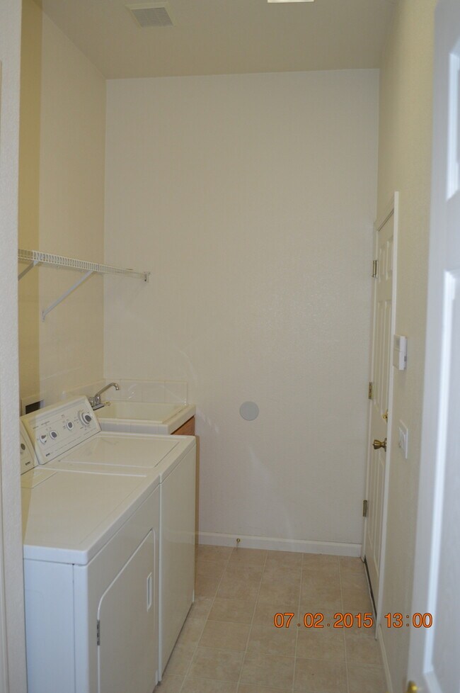 Building Photo - 3 Bedroom, 2 bath home in Highly Sought After Winfield Springs