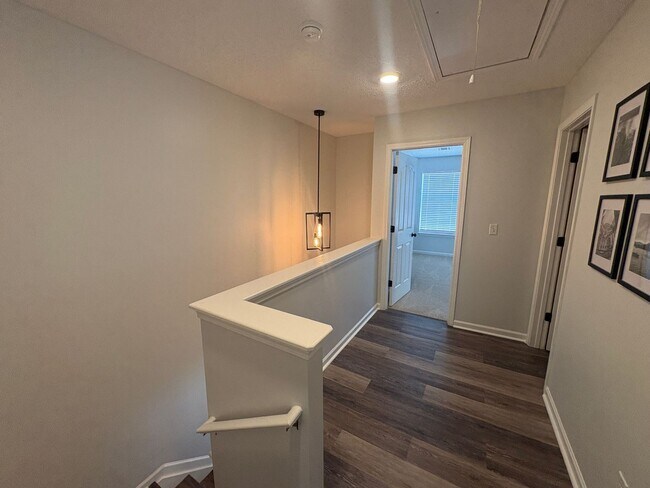 Building Photo - Modern & Spacious Townhome Beside Riverside High School!