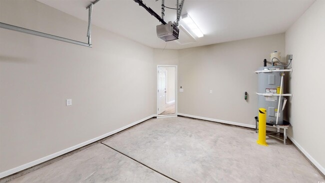 Building Photo - 14 Racquet Club Dr