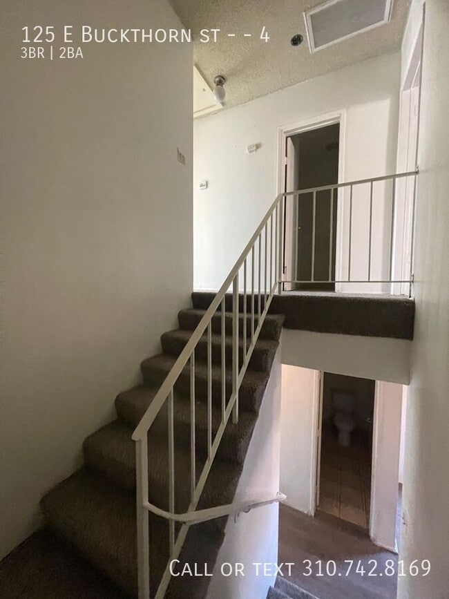 Building Photo - 125 E Buckthorn St