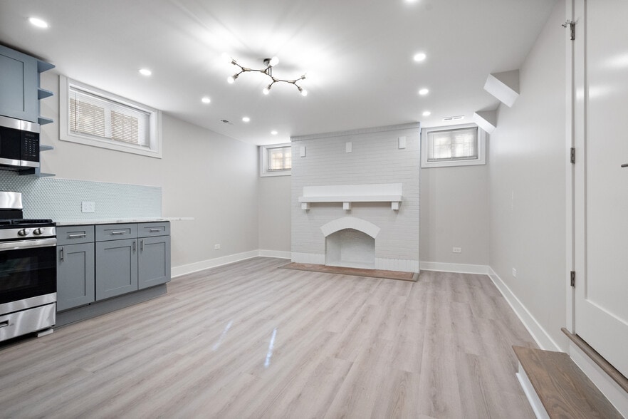 Building Photo - 2600 W Morse Ave