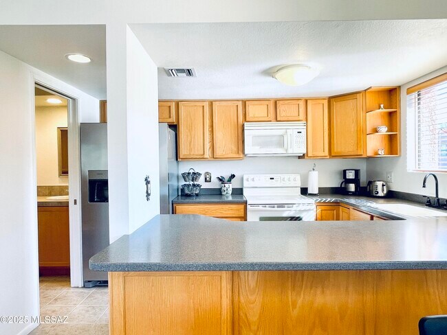 Building Photo - 5051 N Sabino Canyon Rd