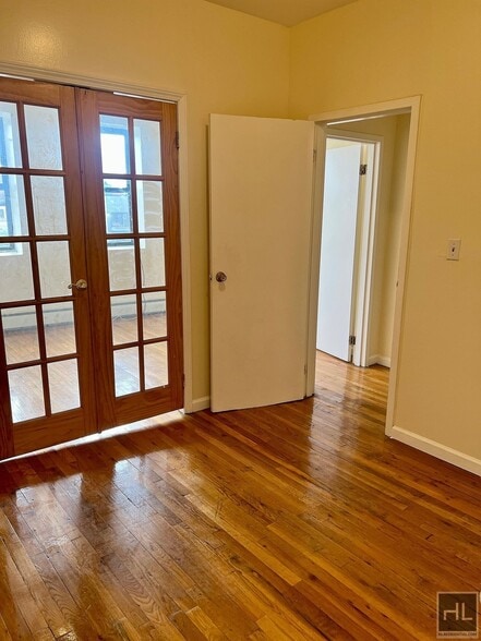 Building Photo - 4BR 1BA Historic Mixed Use Loft w/ Massive...