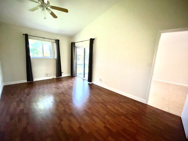Building Photo - 6447 Parkview Dr