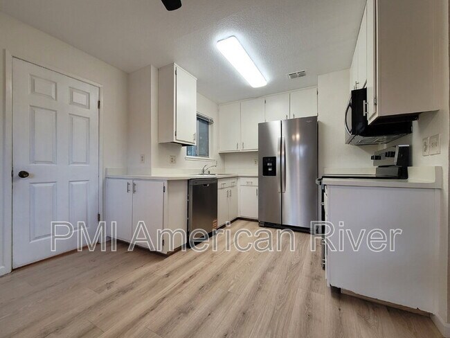 Building Photo - 102 Luna Grande Cir