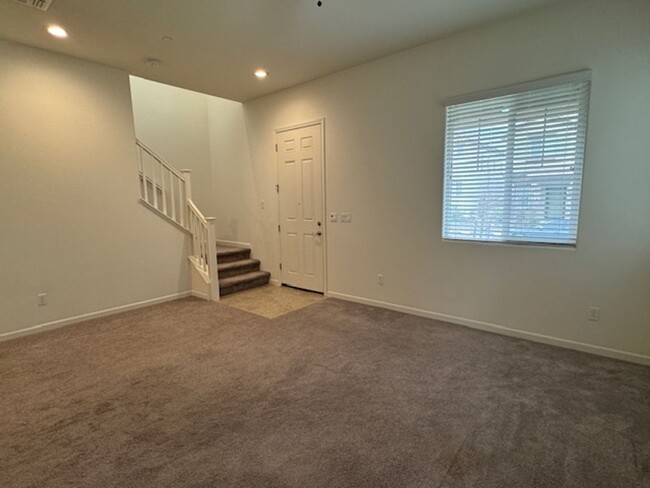 Building Photo - CLEAN 3 BED, 2.5 BATHS, 2 CAR GARAGE IN NO...