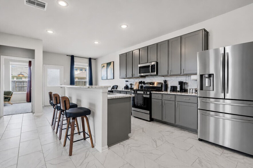 Building Photo - 5462 Grand View Dr