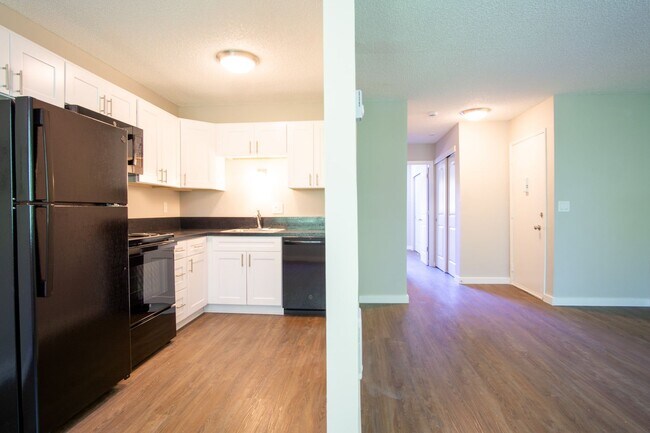 Building Photo - Inner East Side Updated 1Bdr w/Dishwasher & Off-Street Parking!