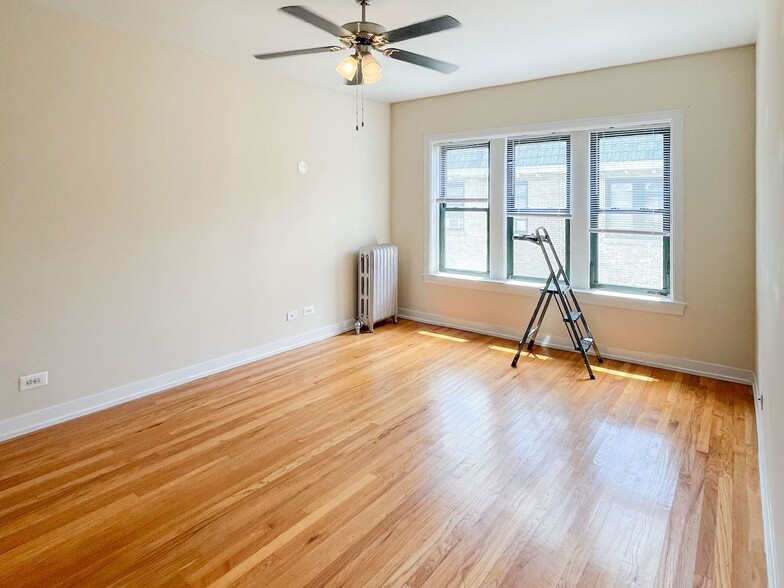 Building Photo - 4845 N Wolcott Ave