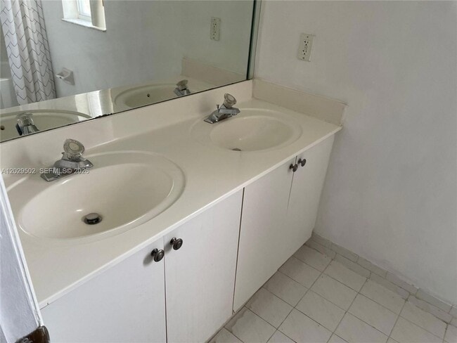 Building Photo - 7980 S Southwood Cir