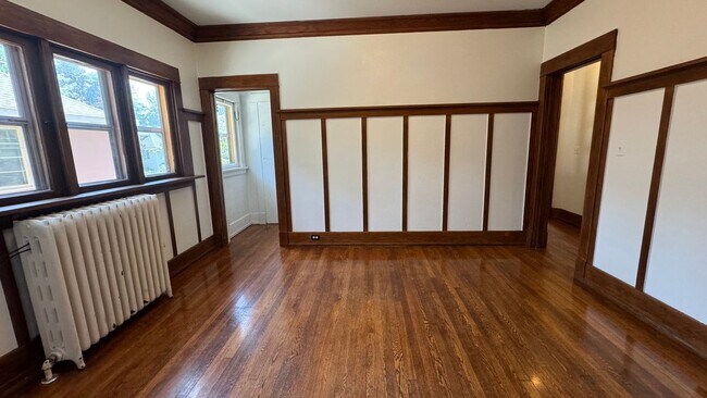 Building Photo - 709-711 Hawthorne NE