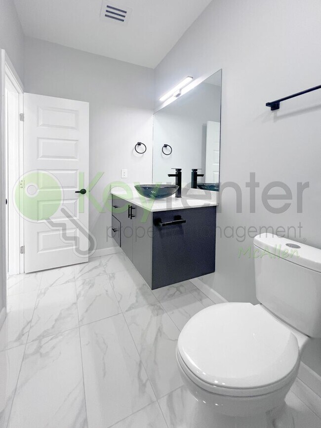 Building Photo - 913 N Woodson Ave