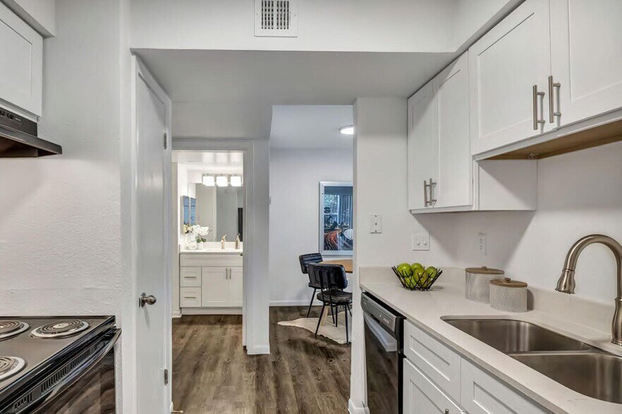 Building Photo - 1735 Rutland Dr