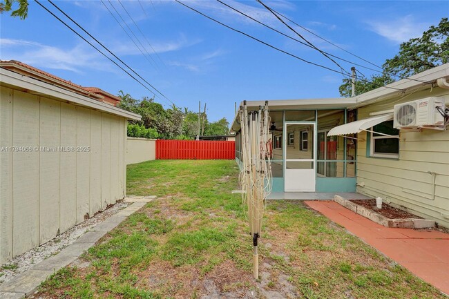 Building Photo - 4928 SW 24th Ave