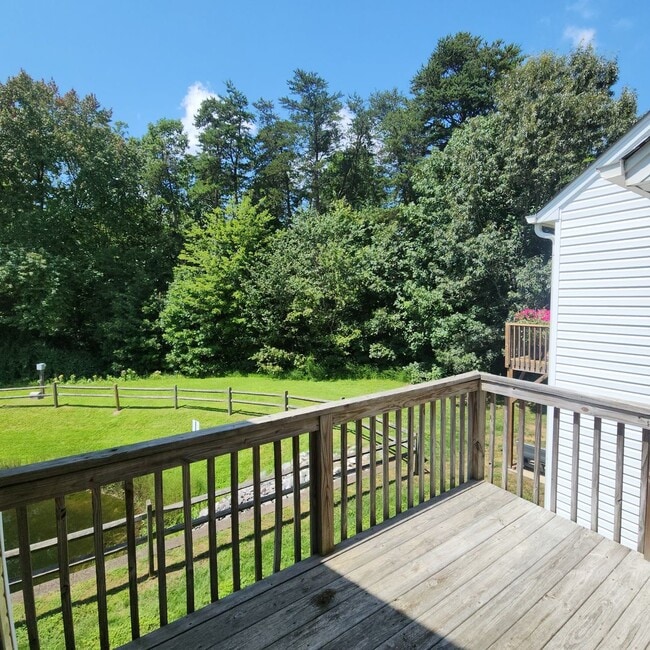 Building Photo - APPLICATION PENDING-3 Level Townhouse For ...