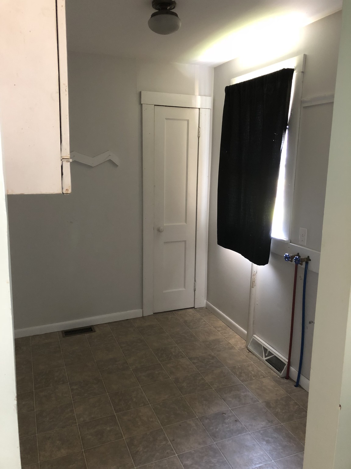 Utility room with washer/ dryer hook ups - 1022 1st Ave