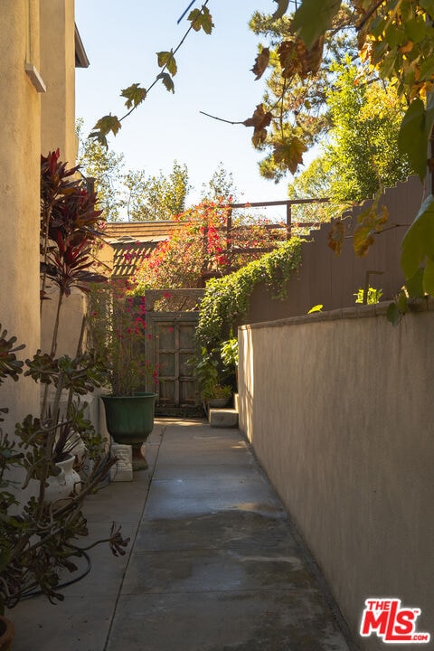 Building Photo - 2829 Beachwood Dr