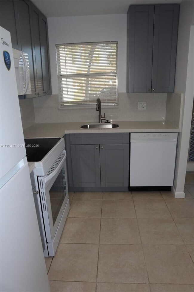 Building Photo - 8500 Sunrise Lakes Blvd