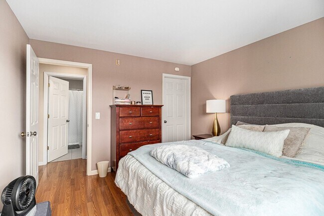 Building Photo - 57 E Hattendorf Ave