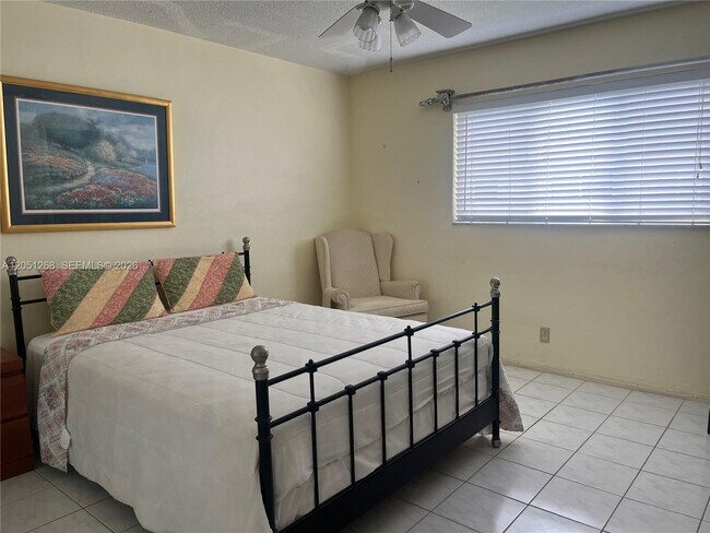 Building Photo - 501 Blue Heron Dr