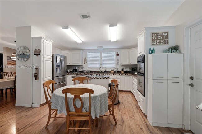 Building Photo - 945 Plantation Rd