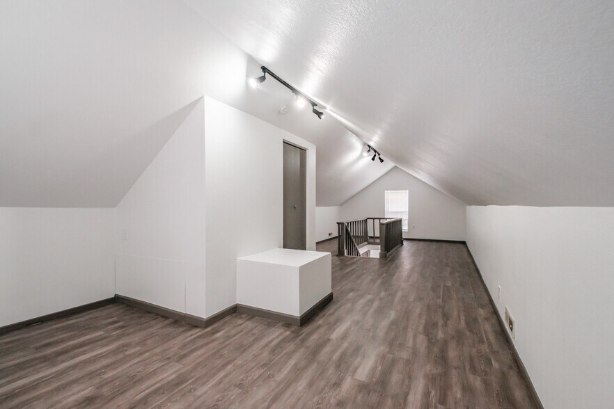 Building Photo - 147 NE Elm St
