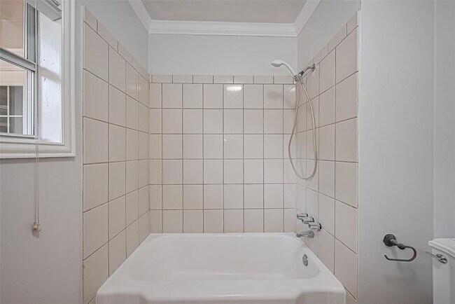 Building Photo - 8045 Ridgeview Dr