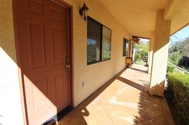 Building Photo - 2 Bedroom, 1 Bath apartment