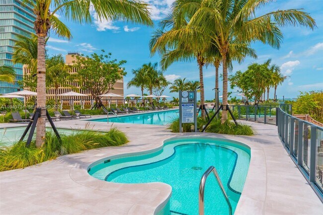 Building Photo - 2831 S Bayshore Dr