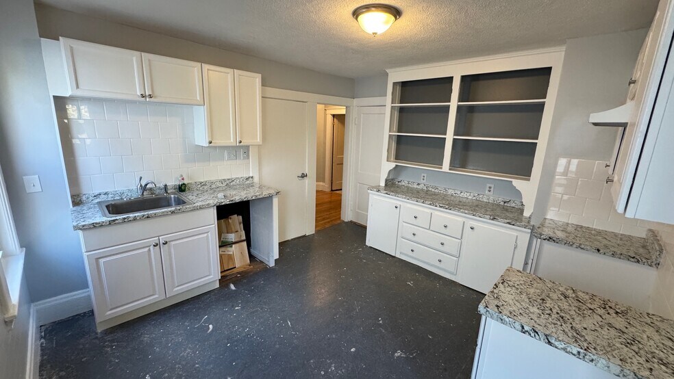 Primary Photo - 54 Hooker Ave