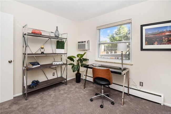 Building Photo - HIGHLY DESIRABLE West Pearl 2 Bed 1 Bath Top Floor Condo-Available August 5th!