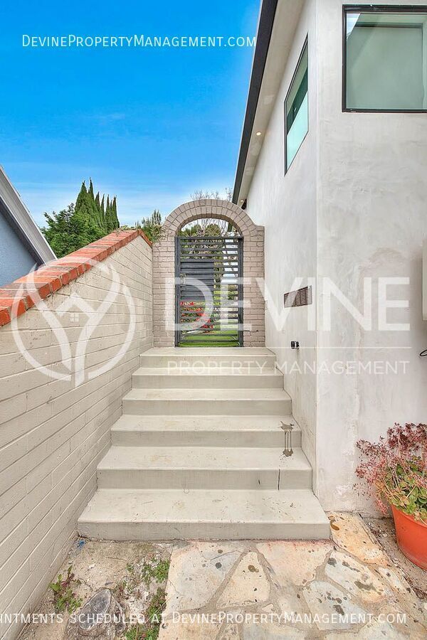 Building Photo - 3026 Greenfield Ave