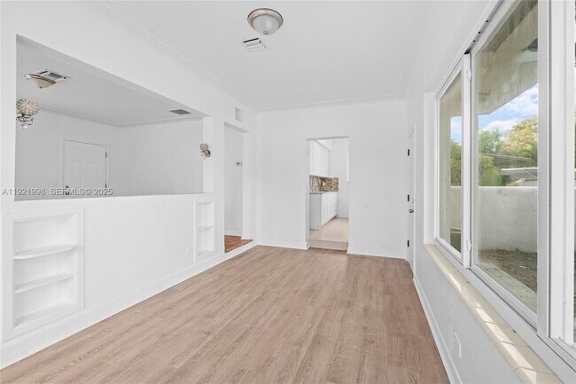 Building Photo - 201 S Biscayne River Dr