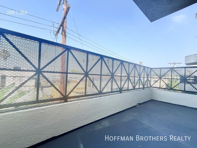 Building Photo - 943 Serrano Ave