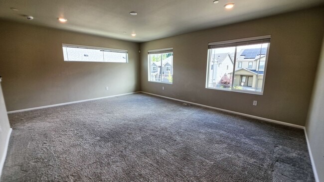 Building Photo - Bright & Beautiful 5 Bedroom 3 Bathroom