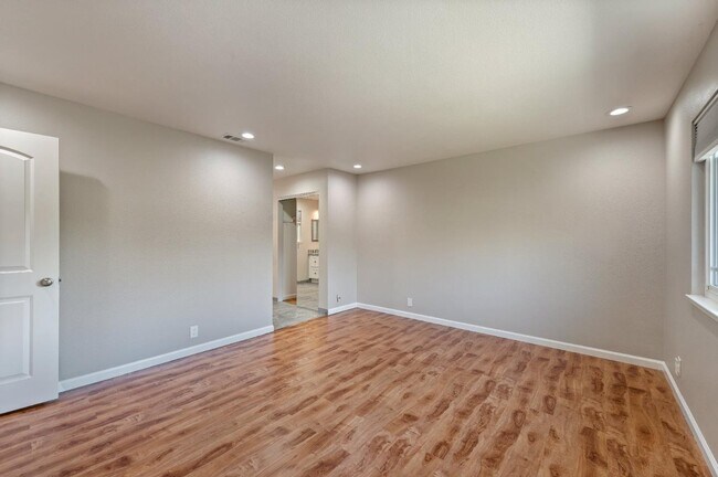 Building Photo - 3661 Slopeview Dr