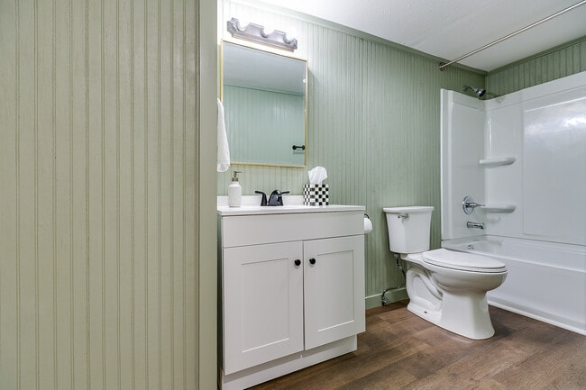 Building Photo - 512 E 18th St