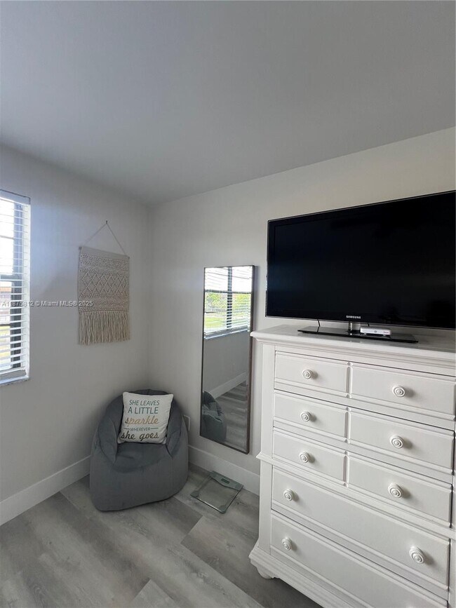 Building Photo - 4950 E Sabal Palm Blvd