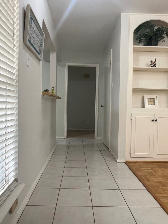 Building Photo - 13004 Trail Hollow Dr