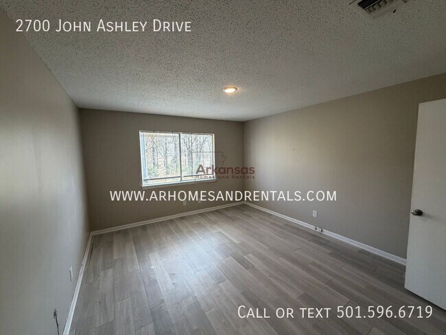 Building Photo - 2700 John Ashley Dr