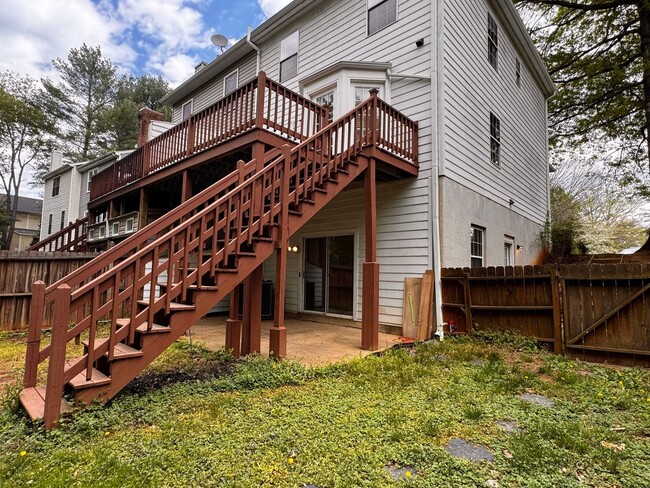 Building Photo - Briarwood Townhome close to NGIC and Hollymead Town Center!