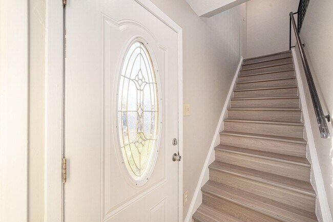 Building Photo - Updated 2 Bed 1 Bath Townhome in HAMPDEN VILLAS!