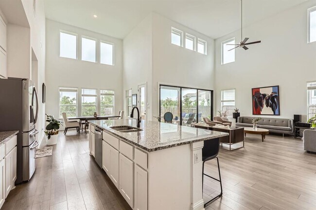 Building Photo - 542 Round Vly Trl