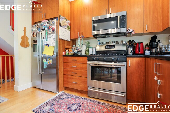 Building Photo - 133 Elm St