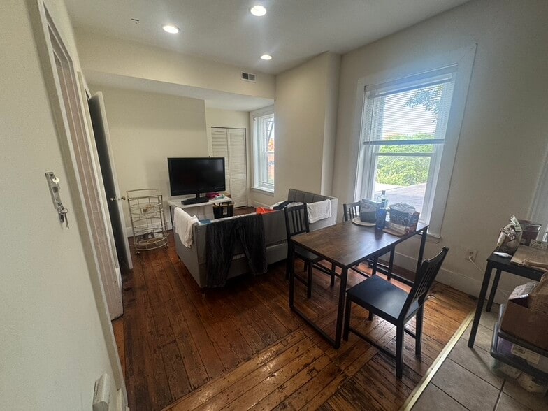 Building Photo - 227 Roxbury St