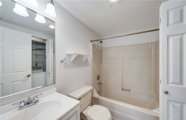 Building Photo - 2Bd/2Ba Kirkland Condo