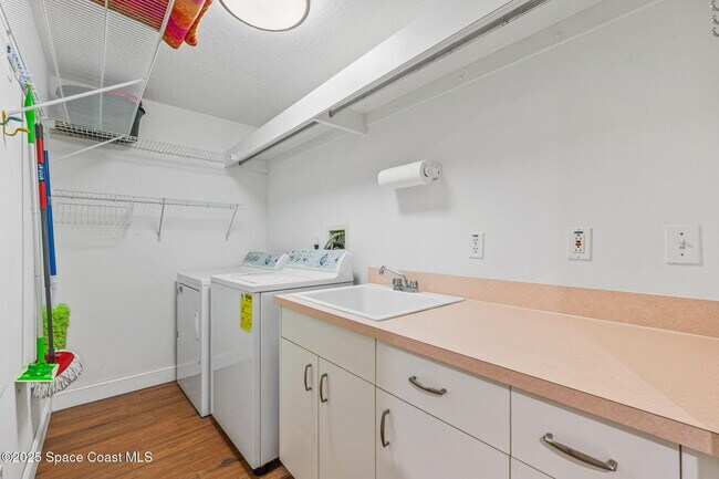 Building Photo - 8700 Ridgewood Ave