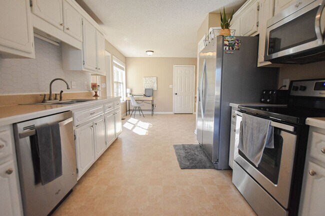 Building Photo - Pet Friendly Three Bedroom with Bonus!