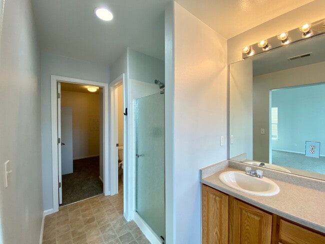 Building Photo - Fantastic Highlands Ranch Townhome - 3bed, 2.5 bath - End Unit