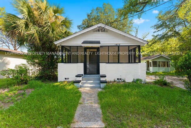Building Photo - Newly Renovated 3 Bedroom Home With Modern Kitchen